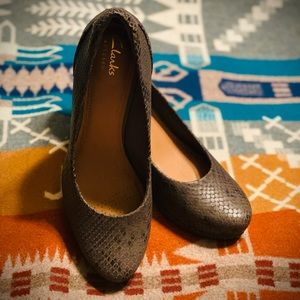 CLARKS 🐍 Grey Snakeskin Leather Pumps In Size 7.5 or 38 EU
